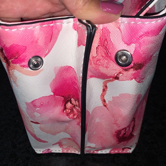 Guess Floral crossbody bag - Picture 9 of 14